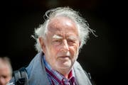 Der 83-jährige Walter Frei (Bild) bietet seit längerem religions- und kulturgeschichtliche Führung über St.Gallen an. Heute tut er das zusammen mit Charlie Wenk. (Bild: Benjamin Manser - 17. Juli 2016)