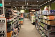 Anfang März ist die Migros Lachen in den neuen Laden an der Ulmenstrasse 11 gezügelt. Diese Filiale hat seither am Morgen bereits eine halbe Stunde früher und am Donnerstag im Abendverkauf bis 20 Uhr geöffnet. (Bild: Reto Voneschen - 26. Februar 2019)