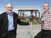 Die beiden Windrädlimacher Ruedi Reich (links) und Gusti Arnold freuen sich an ihren gegenseitigen Geschenken. (Bild: Fränzi Göggel)