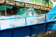 Mit Mütze ab auf die Wasserbahn: Frisches Wetter am vergangenen Wochenende hielt diesen Luga-Gast nicht von einer Fahrt ab. (Bild: Jakob Ineichen, Luzern, 27. April 2019)