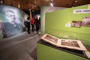 Besucher anlaesslich einer Medienfuehrung zur neusten Ausstellung "Auf in eine neue Welt - Die Schweiz anderswo" ueber die Geschichte der Schweizer Auswanderer im Forum Schweizer Geschichte in Schwyz am Donnerstag, 11. April 2019. (KEYSTONE/Urs Flueeler)