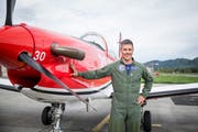Pilot Cyril Johner mit einer PC-7 auf dem Flugplatz Emmen. (Bild: Manuela Jans-Koch, 25. April 2019)