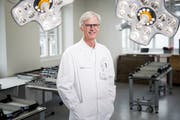 Chirurg Reto Babst (65) im von ihm lancierten Trainingslabor. (Bild: Manuela Jans-Koch, Luzern, 26. April 2019)