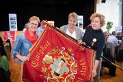 Nationalrätin Edith Graf-Litscher, Regierungsratspräsidentin Cornelia Komposch und Anke Gähme, Präsidentin Unia Ostschweiz, mit der alten Gewerkschaftsfahne. (Bild: Ralph Ribi)