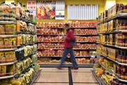 Der hiesige Detailhandel wird mit dem Einkaufstourismus gefordert. (Bild: Keystone/Martin Ruetschi)