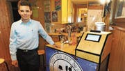 Technisches Talent: Steffan Arends hat einen Cocktailautomaten gebaut. Auch die Bar im Bildhintergrund hat er gezimmert. Wenn Sie mehr über den Cocktailautomaten erfahren wollen, müssen Sie die App XTend herunterladen und das Bild scannen. (Bild: Max Tinner)
