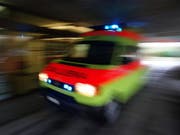 Der herbeigerufene Notarzt konnte nur noch den Tod des vom Dach gestürzten Mannes feststellen. (Bild: KEYSTONE/MARTIN RUETSCHI)