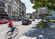 Informiert über freie Parkplätze in der Innenstadt: Eine Tafel des St.Galler Parkleitsystems an der Rorschacher Strasse. (Bild: Thomas Hary - 15. August 2018)