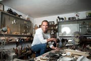 Sein Reich ist sein Atelier: der Rorschacher Bildhauer Urs Koller. (Bilder: Adriana Ortiz Cardozo)