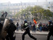 Die Polizisten setzten Tränengas ein, um die Aktivisten auseinanderzutreiben.es. (Bild: KEYSTONE/AP/FRANCOIS MORI)