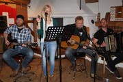Von links: Patrick Gwerder, Michaela Gwerder, Alex Gwerder und Ivo Laimbacher präsentierten den Ohrwurm «Muotathal Mountain Man». (Bild: Paul Gwerder, Seelisberg, 30. April 2019)