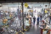 Der Projekt-Werkstatt im Güterbahnhofgebäude drohte die Schliessung. Mit neuem Konzept konnte der Betrieb gerettet werden. (Bild: Urs Bucher)