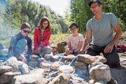 Livia Krummenacher, Nadja Kathriner, und Aidan Winterhalder lassen sich von Maurus Inderbitzin (von links) in die Kunst des Pizzabackens einführen. (Bilder: Roger Grütter, Sarnen, 1. Mai 2019)