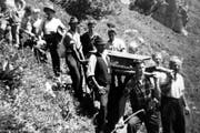 Die Gebrüder Arnold starben 1950 beim Wildern in einer Lawine. Im Juni 1950 wurden sie nach der Schneeschmelze geborgen, eingesargt und ins Tal getragen. (Bild: PD)
