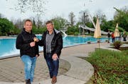 Der abtretende Präsident Ernst Bosshard (rechts) gibt den Präsidentenschlüssel in die Hände seines Nachfolgers Bruno Frei. (Bilder: Christoph Heer)