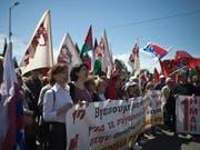 Gewerkschafter in Griechenland haben am 1. Mai für bessere Löhne demonstriert. (Bild: KEYSTONE/AP/PETROS GIANNAKOURIS)