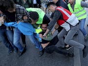 Demonstranten wurden an mehreren Orten der Innenstadt Istanbuls von der Polizei mit Gewalt gepackt und in Bussen fortgebracht. (Bild: KEYSTONE/EPA/ERDEM SAHIN)