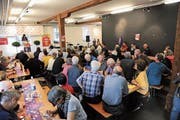 Rund 60 Personen nahmen an der gestrigen Urner 1.-Mai-Feier im Zeughaus Altdorf teil. (Bild: Urs Hanhart, Altdorf, 1. Mai 2019)