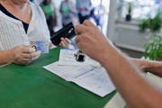 An der deutschen Grenze werden immer noch viele Ausfuhrscheine abgestempelt. (Bild: Martin Rütschi/Keystone)