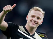 Daumen hoch für die junge Ajax-Truppe: Der 22-jährige Donny van de Beek war im Hinspiel der Champions-League-Halbfinal die grosse Figur (Bild: KEYSTONE/AP/FRANK AUGSTEIN)