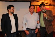 Von links: Cédric Jenni und Dave Guffy von Hess Weine USA mit Gastgeber Erich Amstad. (Bild: Paul Gwerder, Seelisberg, 30. April 2019)