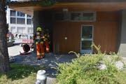 Die Feuerwehr bei den Löscharbeiten auf dem Gemeindeparkplatz. (Bild: Kantonspolizei Nidwalden, Stans, 30. April 2019)