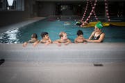 Kinder im Schwimmunterricht im sanierungsbedürftigen Hallenbad Rosenau. (Bild: Benjamin Manser, 13. Dezember 2017)