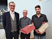 Gemeindepräsident Roland Ledergerber verabschiedete im Rahmen des Infoabends Grundbuchverwalter Mathias Schindler in den Ruhestand und begrüsste den bisherigen Stellvertreter Fabian Oeler (von links) als dessen Nachfolger. (Bild: Hanspeter Thurnherr)