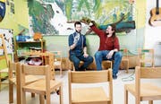 Für sie ist die Kindergartenstufe eine Berufung: Severin Hofer (links) und Alex Kälin im Kindergarten Langmatt. Bild: Stefan Kaiser (Risch, 1. Mai 2019)