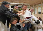 Das Volk ergreift Antonio Salieri (Samuel Christen) im neuen Theaterstück des Theaterwärch Stans. (Bild: PD)