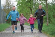 Trainieren auf dem Sportgelände Risch in Ebikon für den Stadtlauf: Reto Barmet (links) und Patrick Amrein mit den Töchtern Lara und Selina. (Bild: Dominik Wunderli (Ebikon, 28. April 2019))