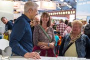 Die Leserinnen Alice Buob (Bildmitte) und Vreni Disler im Gespräch mit Christian Meier, Leiter der regionalen Ressorts unserer Zeitung. (Bild: Dominik Wunderli, Luzern, 1. Mai 2019)