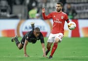 Gelson Fernandes (links) zeigt vollen Einsatz im Europa-League-Viertelfinal gegen Benficas Rafa. (Bild: Alex Grimm/Getty (Frankfurt, 18. April 2019))