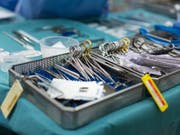 Operationsbesteck in einem Spital. (Bild: KEYSTONE/GAETAN BALLY)