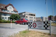 Auf der Wiese beim Strandbad Brüggli in Zug sollen unter der Woche keine Autos mehr parkieren dürfen. Dies sorgt für Aufruhr unter den Besuchern. (Bild: Maria Schmid, Zug, 18. Juli 2018 )