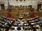 Der griechische Ministerpräsident Alexis Tsipras spricht am Freitagabend im Parlament in Athen. (Bild: KEYSTONE/EPA ANA-MPA/SIMELA PANTZARTZI)