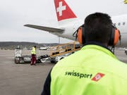Ein Angestellter von Swissport am Flughafen Zürich-Kloten (Archivbild). (Bild: KEYSTONE/GAETAN BALLY)