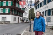 Ab hier wird künftig Einbahnsystem sein: Gemeinderätin Sarah Odermatt vor dem «Engel» am Dorfplatz. (Bild: Boris Bürgisser, Stans, 9. Mai 2019)