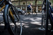 Ein Viertel der Velofahrer in Luzern hält sich nicht an die Verkehrsregeln. Das hat die Luzerner Polizei bei einer koordinierten Verkehrskontrolle herausgefunden. (Bild: Boris Bürgisser, Luzern, 28. Mai 2018)
