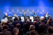 Debatte über Welthandel und Handelspolitik: Martin Wolf von der «Financial Times», Arancha González vom International Trade Center, Moderatorin Nina dos Santos, die botswanische Ministerin Bogolo Kenewendo und der St.Galler Professor Simon Evenett (von links). (Bilder: Urs Bucher (St.Gallen, 10. Mai 2019))