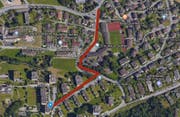 Verlängerung der Buslinie übers Schulhaus Staffeln bis zum Friedhof (blauer Punkt).
