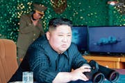 Angebliches Foto von Nordkoreas Machthaber Kim Jong Un bei einem der kürzlichen Raketentests. (Bild: AP)