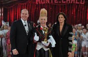 Bello Nock mit Prinz Albert II von Monaco und Prinzessin Stephanie während der Gala des Internationalen Zirkusfestivals in Monte Carlo 2011. Bild: (Keystone)