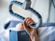 Zuhause sterben: Vielen Schwerkranken könnte dies ein mobiler Palliativdienst ermöglichen. (Symbolbild: Jens Büttner/Keystone, 19. März 2018)