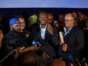 Mmusi Maimane, Führer der Demokratischen Allianz, der grössten Oppositionspartei in Südafrika, kommt nach Auszählung von 90 Prozent der Wahllokale auf einen Stimmenanteil von 21 Prozent. Die Regierungspartei ANC sackt auf ein historisches Tief von 57 Prozent ab, behält aber die absolute Mehrheit. (Bild: KEYSTONE/AP/BEN CURTIS)