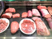 Schweizerinnen und Schweizer kaufen im Vergleich mit Deutschland eher teureres und edleres Fleisch ein. Dies erklärt neben der Preisdifferenz auch, dass die Schweizer Haushalte fast doppelt so viel Geld für Fleisch ausgeben als die nördlichen Nachbarn. (Bild: KEYSTONE/GAETAN BALLY)