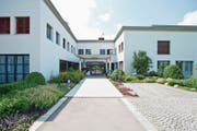Die Frage, ob die Türen des Spitals in Flawil noch lange Zeit offen stehen, ist zum jetzigen Zeitpunkt nicht beantwortbar. (Bild: Keystone/Gaëtan Bally)