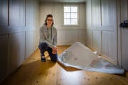 Um das Zeitungspapier mit Mustern zu bedrucken, hat Anna Gröger eine spezielle Drucktechnik entwickelt. (Bild: Claudio Weder)