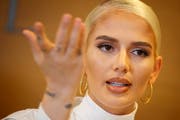 Loredana Zefi spricht über die Vorwürfe – von Pristina aus. Nach der Befragung durch die Luzerner Staatsanwaltschaft ist sie nach Kosovo geflogen. Mit dabei sind ihre Anwälte. (Bild: KEY)