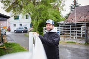 Landwirt Christoph Seiler auf seinem Hof in Emmen. Das Haus im Hintergrund soll einer Autogarage weichen. (Bild Jakob Ineichen, 8. Mai 2019)